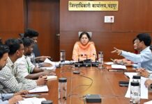 किसानों को समय पर खाद और बीज उपलब्ध कराने के लिए सतर्कता बरतें: जिलाधिकारी