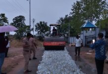 पोम्भुर्ना पुलिस की बड़ी कार्रवाई: 14.58 लाख रुपये की जब्त अवैध शराब पर चलाया रोलर, 6 वर्षों का स्टॉक किया नष्ट