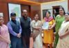 विकास कार्यों के लिए अतिरिक्त निधि की मांग, मेयर ने कलेक्टर को सौंपा ज्ञापन
